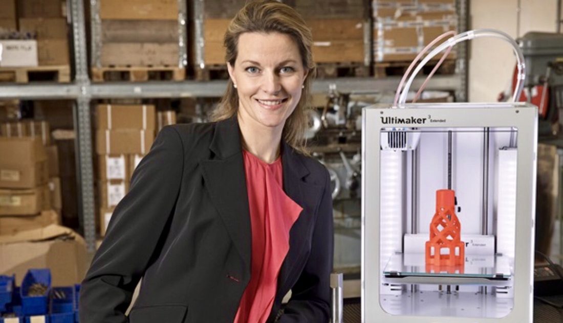 Tidlig desktop-3D-printer hos Th&uuml;rmer Tools med et printet emne i byggekammeret