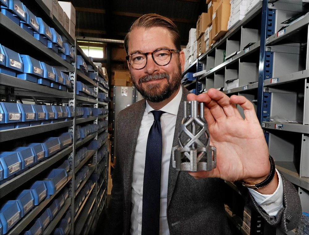 Erick Th&uuml;rmer med en additivt fremstillet komponent p&aring; Th&uuml;rmers lager